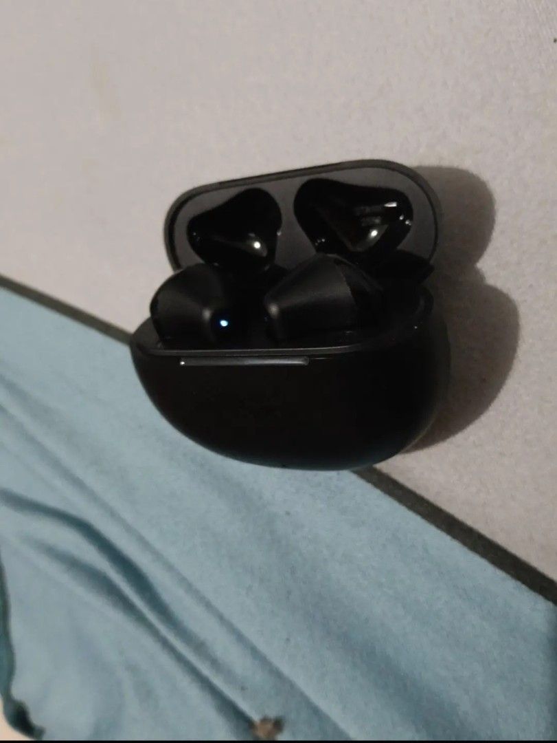 Black Wireless Earbuds with Charging Case471174574684907521