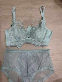 (Category: ) located in . Submitted by peacewardrobe (Listing ID 1441337513, Image 1). Description: .