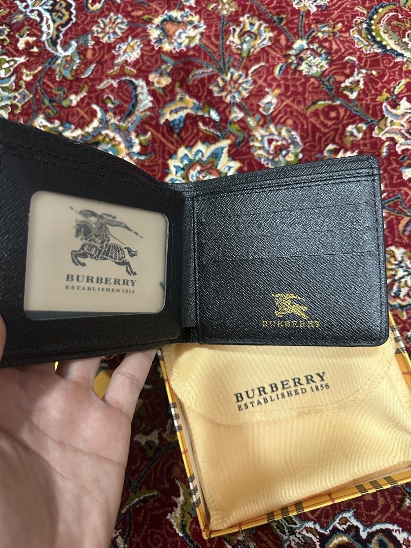 Burberry Bi-fold Wallet for Men (Category: Wallets & Card Holders) located in Manila. Submitted by adatodjare15128 (Listing ID 1441281523, Image 2). Description: Includes box and cloth .