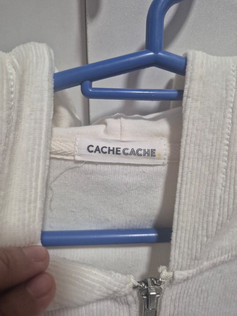 Cache Cache White Zip-Up Hoodie (Category: Coats, Jackets and Outerwear) located in Batangas. Submitted by marthy2009 (Listing ID 1441263560, Image 2). Description: - White zip-up hoodie from Cache Cache - Features drawstrings on the hood - Ribbed cuffs and hem for a snug fit - Comfortable and versatile for casual outfits - Ideal for layering during cooler weather.