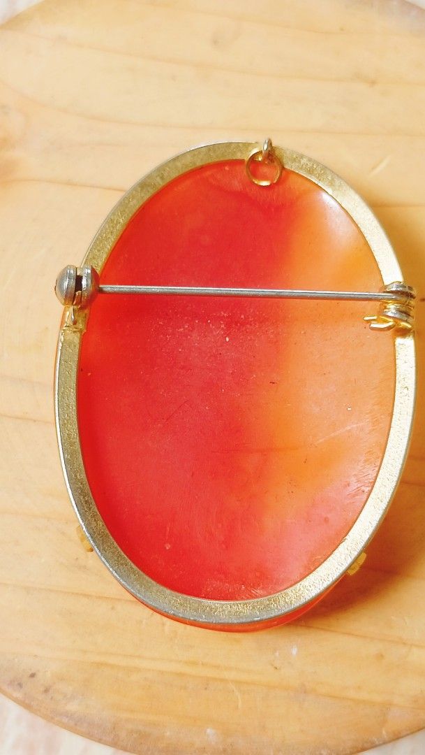 Cameo pendant/brooch from japan (Category: Luxury Accessories) located in Manila. Submitted by osaze_27japanbags (Listing ID 1441191150, Image 3). Description: Cameo brooch/pendant from japan sign of wear with gift box kindly pm me.
