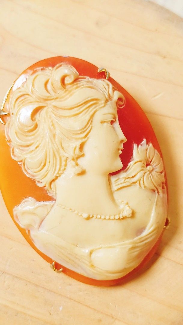Cameo pendant/brooch from japan (Category: Luxury Accessories) located in Manila. Submitted by osaze_27japanbags (Listing ID 1441191150, Image 1). Description: Cameo brooch/pendant from japan sign of wear with gift box kindly pm me.