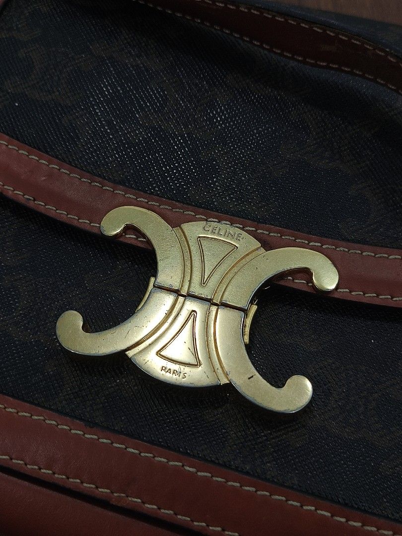 Celine Pre-Owned Triomphe Triomphe (Category: Luxury Bags & Wallets) located in Quezon City. Submitted by thrifting-dnx095 (Listing ID 1441257520, Image 3). Description: Celine Pre-Owned Triomphe Triomphe Coated Canvas Medium shoulder bag | Brown | Image 1 Pre-Owned Triomphe Triomphe Coated Canvas Medium shoulder bag Novaliches Quezon City 📍 Metro Manila Luzon QC.