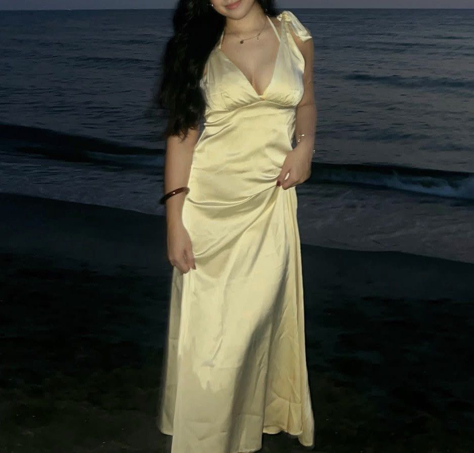 Champagne White Long Dress Elegant (Category: Dresses) located in Quezon City. Submitted by ashcore (Listing ID 1441347673, Image 2). Description: Used Once .