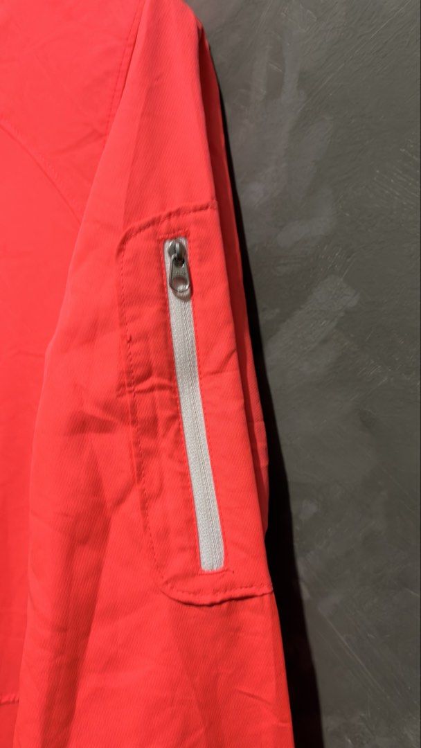 Champion Elite Running Jacket (Category: Activewear) located in Rizal. Submitted by tddddd8ways (Listing ID 1441338797, Image 3). Description: - Size: Large (L) - Features inner pockets basically new nakatambak lang di ko pa nagamit.