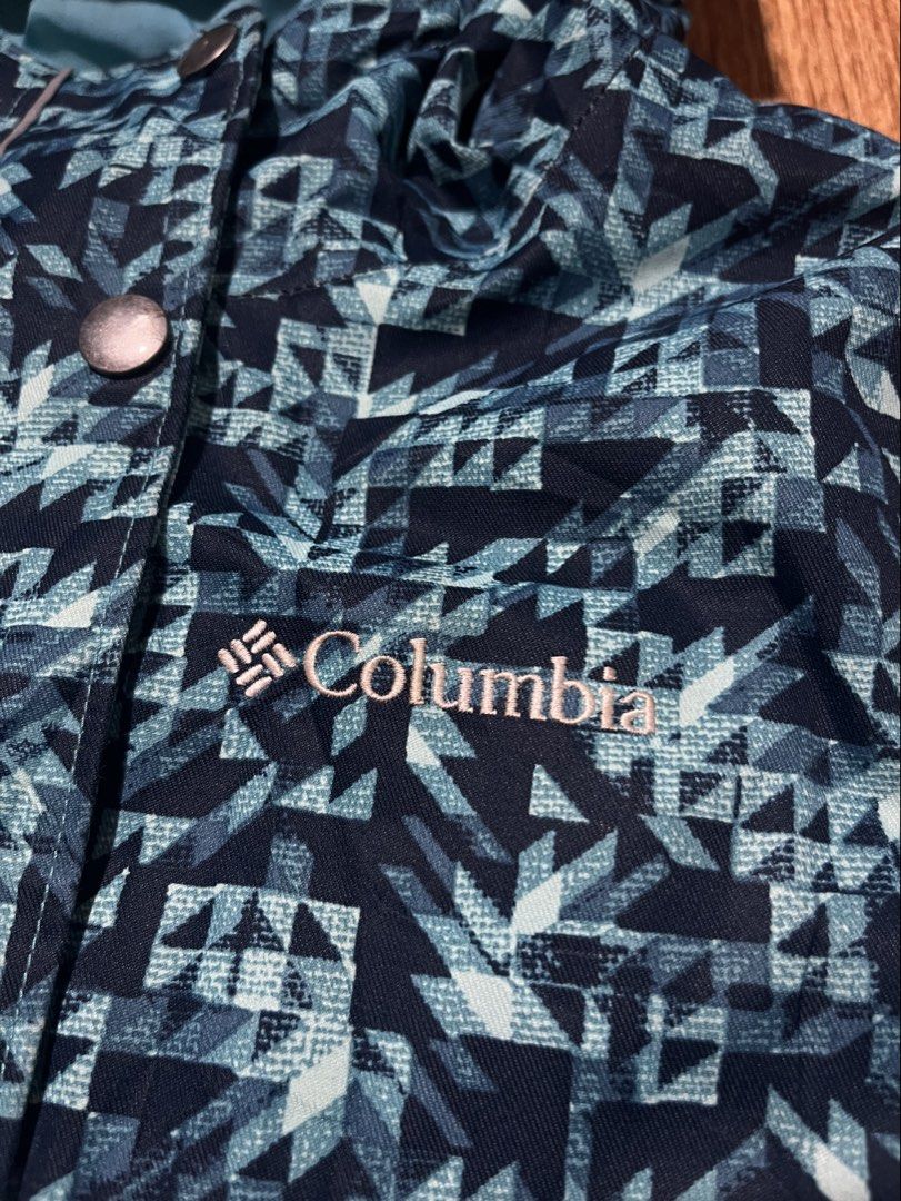 Columbia Omni-Tech Waterproof Breathable Jacket Size M (Category: Coats, Jackets and Outerwear) located in Manila. Submitted by mjaothrift (Listing ID 1441311150, Image 3). Description: - Columbia Jacket - Size: Medium (M) - Waterproof & Breathable (Omni-Tech) - Stylish geometric pattern - Hooded design - Front zipper closure - Functional pockets - Ideal for outdoor activities and everyday wear - Made in Vietnam.