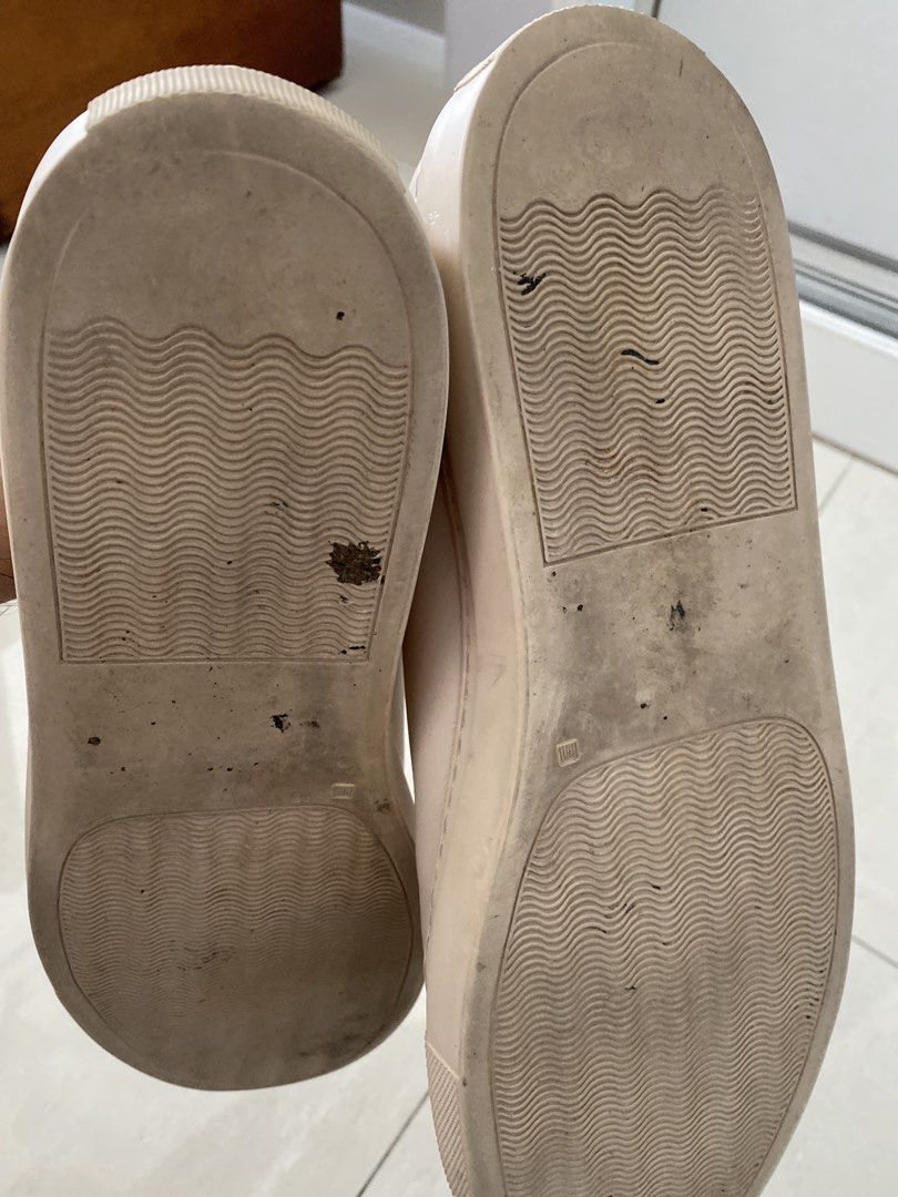 Common Projects Achilles Low Sneakers (Category: Sneakers) located in Quezon City. Submitted by viber9163490242 (Listing ID 1441212184, Image 2). Description: - Brand: Common Projects - Model: Achilles Low - Origin: Made in Italy - Material: Leather upper - Color: Light beige / Off-white - Ideal for: Everyday wear.