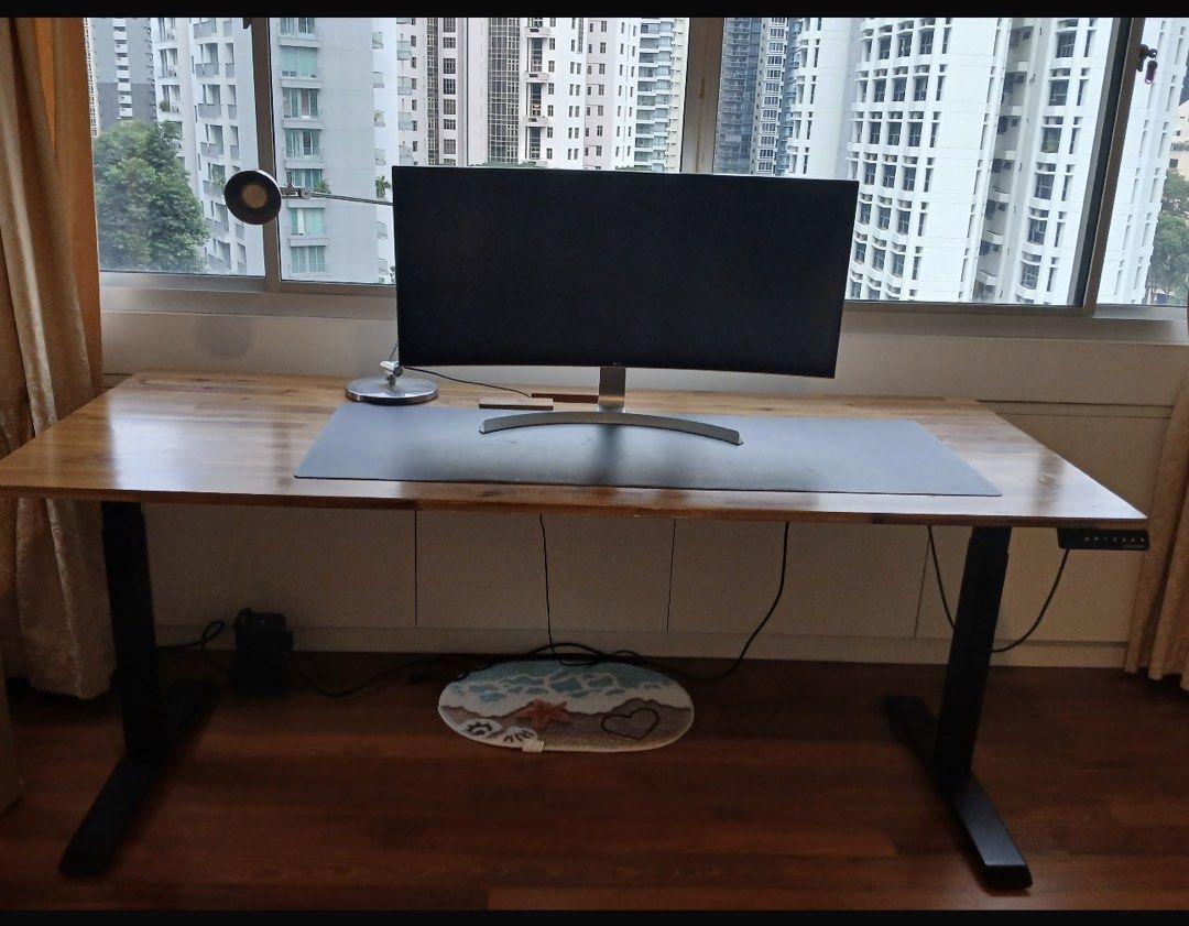 Computer screen470035291334912000
