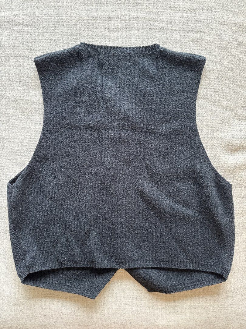 Cotton On Black Knit Vest (Category: Sleeveless) located in Muntinlupa City. Submitted by sabmi (Listing ID 1441220228, Image 3). Description: Worn a few times, in good condition.