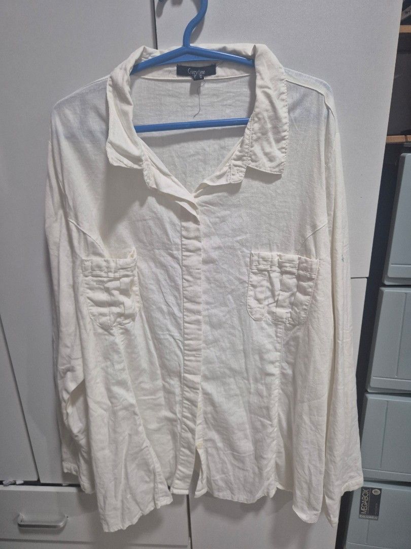 Crazy Line White Button-Up Shirt (Category: Longsleeves) located in Batangas. Submitted by marthy2009 (Listing ID 1441263822, Image 1). Description: - Brand: Crazy Line - Style: Casual button-up shirt - Color: White - Features: Two chest pockets - Ideal for: Everyday wear - Condition: Please check photos for details.