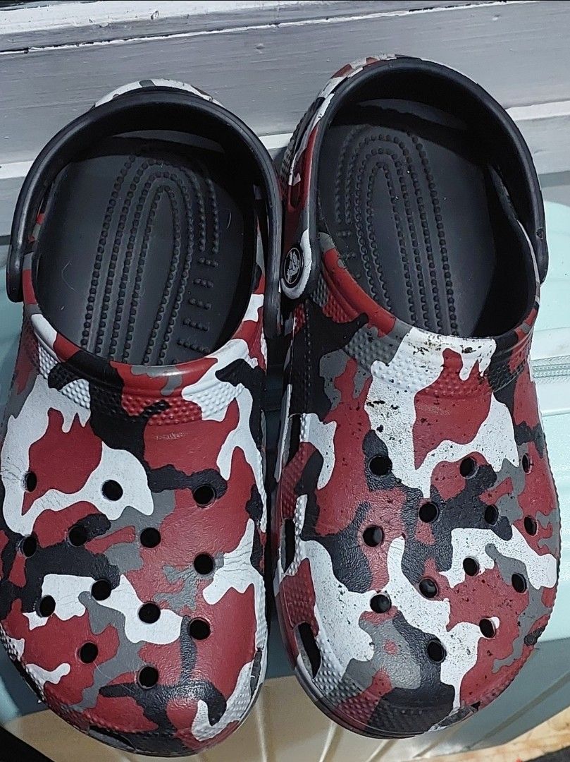 Crocs Classic Camo Clogs (Category: Slippers & Slides) located in San Juan City. Submitted by misismorena (Listing ID 1441165755, Image 1). Description: -Authentic Classic Crocs clogs - Red, grey, and white camouflage pattern - Size: Men's 7 / Women's 9 - Ideal for everyday wear - Easy to clean and comfortable.