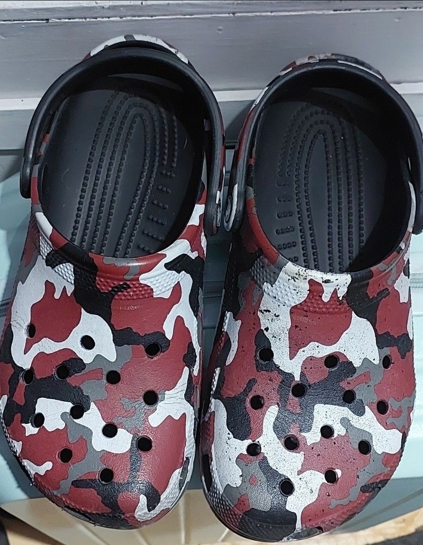 Crocs Classic Camo Clogs (Category: Slippers & Slides) located in San Juan City. Submitted by misismorena (Listing ID 1441165755, Image 2). Description: -Authentic Classic Crocs clogs - Red, grey, and white camouflage pattern - Size: Men's 7 / Women's 9 - Ideal for everyday wear - Easy to clean and comfortable.