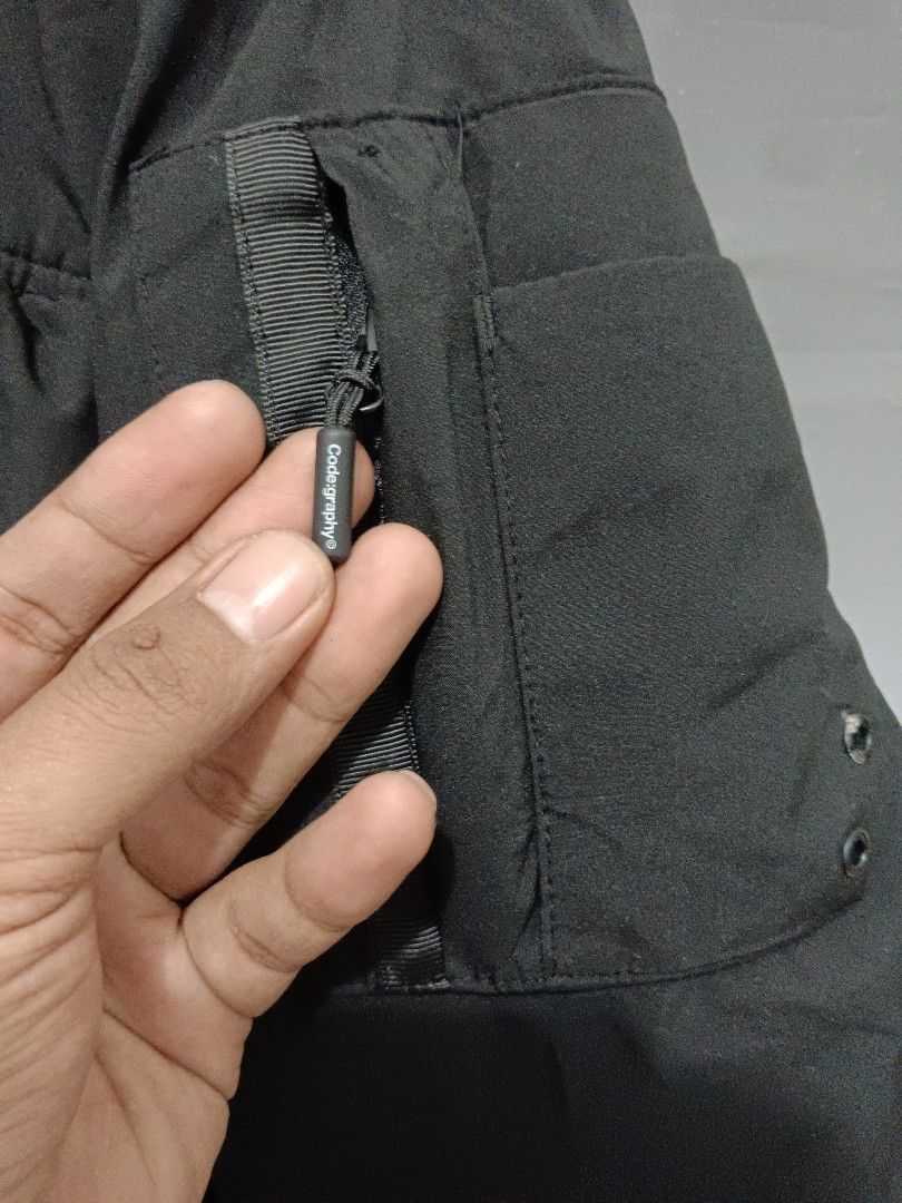 Down Jacket Codegraphy (Kategori: Baju Luaran) berada di Surakarta. Dikirim oleh thriftfix_ (ID iklan 1441323096, Gambar 3). Deskripsi: Perhatikan Panjang (P) dan Lingkar dada (Ld) sebelum membeli !!! Codegraphy Jacket - Ld. 136 / P. 70 ( L fit XL)- Modelan Boxy - Dobel zipper - 2 Saku depan & 2 saku dalam-Dobel layer, inner primaloft - Ripp tangan aman -Full Tag- Minus tali serut putus & sudah di repair (8.8/10) **detak chat admin.