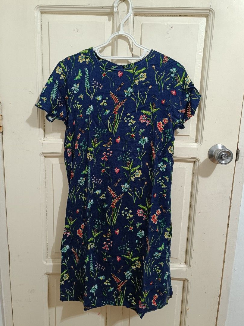 EDC Floral Dress With Side Pockets (Category: Dresses) located in Malabon City. Submitted by loveours_ph (Listing ID 1441282324, Image 1). Description: Brand: EDC Tag size: XS (May fit Small) Length: 32 inches Chest: 19 inches Condition: preloved 10/10, but still manage your expectation. 📌Price is fairly fixed. 📌Photographed using camera phone so color may vary slightly. 📌Ask for more photos, measurements or other concerns. 📌 Payment via Gcas