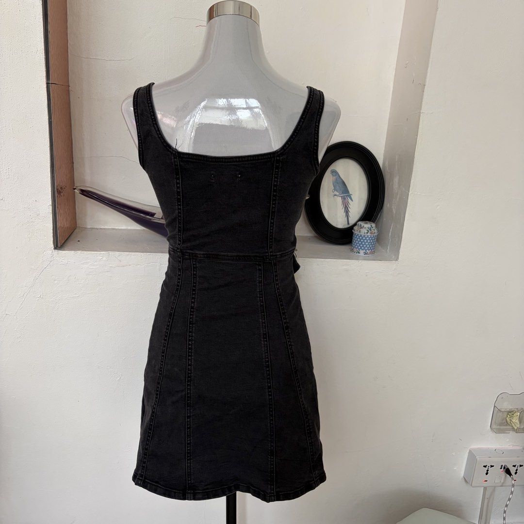 Forever 21 Black Denim Button-Up Mini Dress (Category: Dresses) located in Pasig City. Submitted by myclosettoyoursmnl (Listing ID 1441294364, Image 2). Description: - Forever 21 black denim mini dress - Square neckline - Button-up front - Sleeveless design - Fitted waist with belt loops - Versatile for casual or dressed-up occasions.