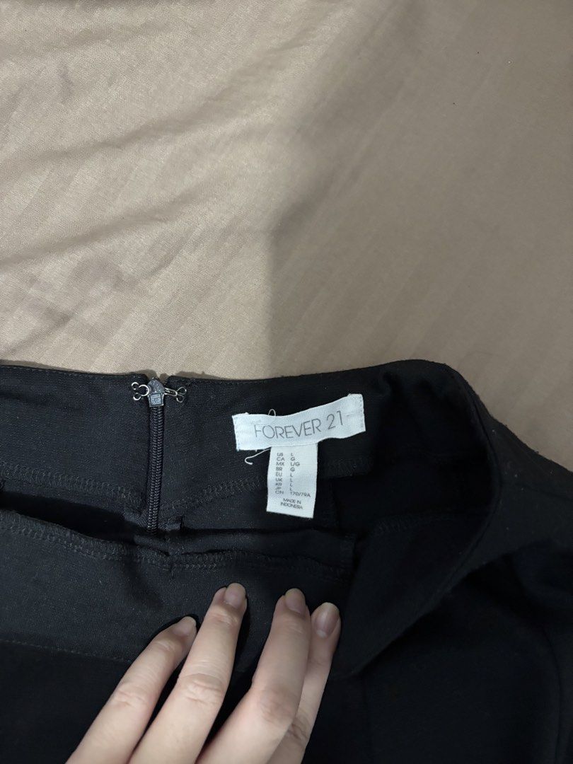 Forever 21 Black Pleated Mini Skirt (Category: Skirts) located in Las Pinas. Submitted by by.andreaa (Listing ID 1441184600, Image 2). Description: - Black pleated mini skirt - Brand: Forever 21 - Closure: Zipper at the back Photo as is. No when worn..