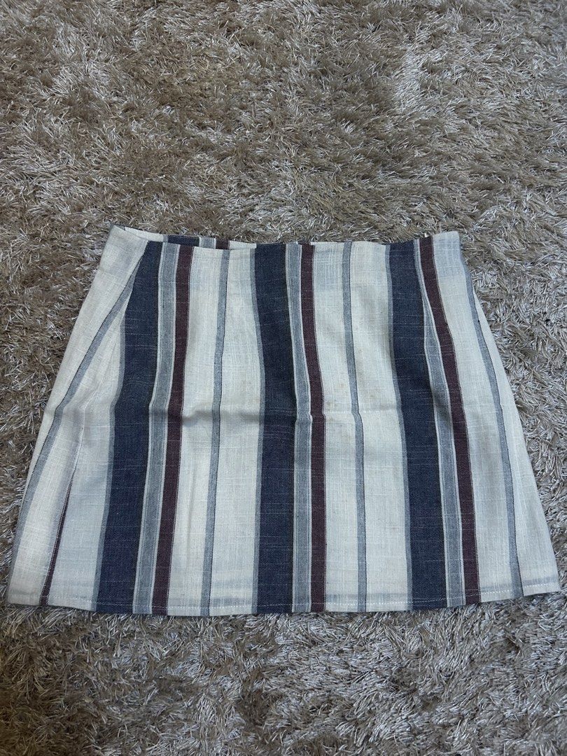 Forever 21 Striped Mini Skirt Size M (Category: Skirts) located in Muntinlupa City. Submitted by vans_19 (Listing ID 1441226341, Image 1). Description: - Cute mini skirt from Forever 21 - Features vertical stripes in navy, burgundy, and cream - Ideal for casual wear - Easy to style with a simple top.