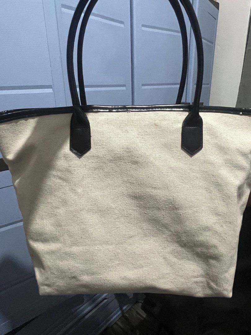 Gentle Woman (Category: Shoulder Bags) located in Manila. Submitted by cottonyclaudette (Listing ID 1441341839, Image 3). Description: Bought in Thai✔️ Original✔️ Clean no flaws✔️ No to bogus❌.