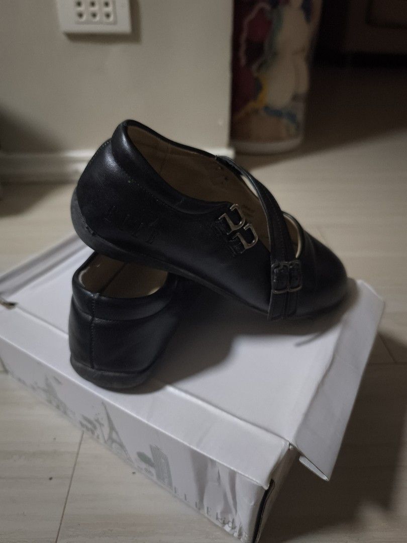 Girl's school shoes (Category: Flats & Sandals) located in Manila. Submitted by sahm2517 (Listing ID 1441259683, Image 2). Description: Brand: Elle black school shoes. Size: EU 33,US 2. Minor defect on the right sole pair. Made of leather..
