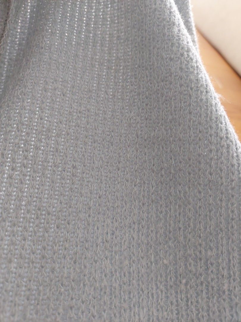 Grey Knit Top (Category: Sleeveless) located in Singapore. Submitted by Karollsel (Listing ID 1441188534, Image 3). Description: - Grey knit material - Short sleeves - Crew neck - Textured knit fabric - Versatile for layering or wearing on its own - Cooling.