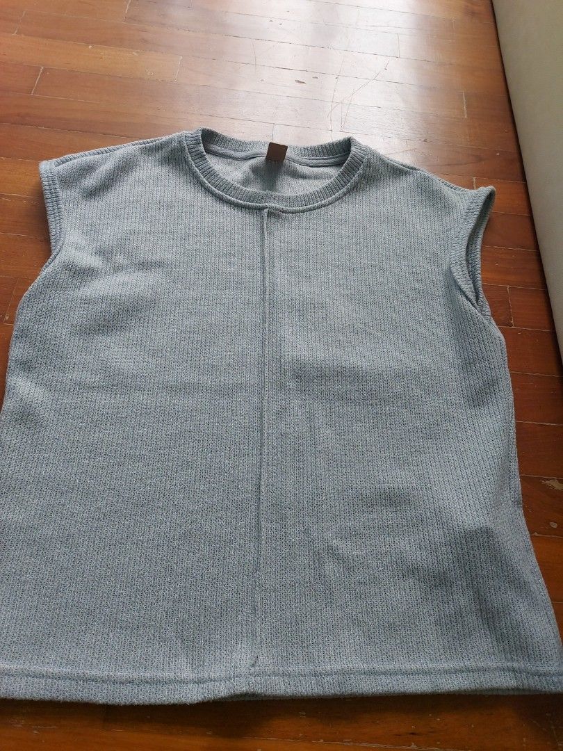 Grey Knit Top (Category: Sleeveless) located in Singapore. Submitted by Karollsel (Listing ID 1441188534, Image 1). Description: - Grey knit material - Short sleeves - Crew neck - Textured knit fabric - Versatile for layering or wearing on its own - Cooling.