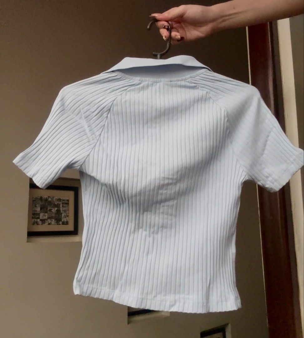 H&M Baby Blue Ribbed Button-Up Collared Top (Category: Blouses) located in Santa Rosa. Submitted by prelovedby.her_ (Listing ID 1441341711, Image 2). Description: Color: Baby Blue Size: XS Condition: No visible flaws; in great condition RFS: Decluttering 🧹 📍 Shipping from: Fairview, QC 🚚 Mode of Delivery: Lalamove | J&T 💵 Payment: GCash | Bank Transfer Feel free to message for any questions! 🤍.