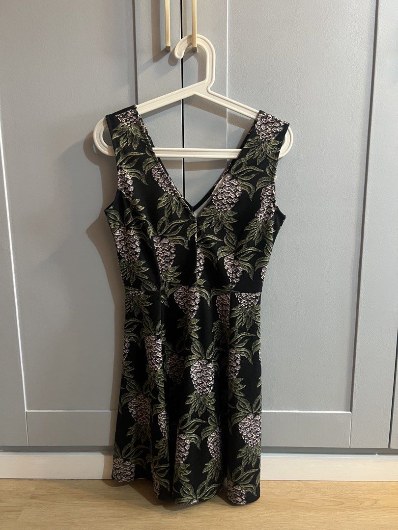 H&M Black Printed Dress SMALL (Category: Dresses) located in Quezon City. Submitted by applemanu (Listing ID 1441266125, Image 1). Description: .