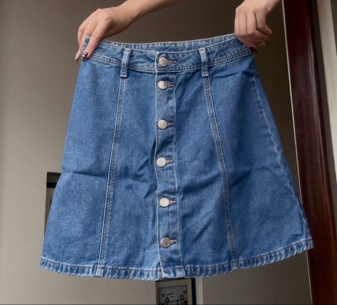 H&M Blue Denim Button-Front A-Line Skirt (Category: Skirts) located in Santa Rosa. Submitted by prelovedby.her_ (Listing ID 1441320515, Image 1). Description: Color: Blue Size: XS Condition: No visible flaws; in great condition RFS: Decluttering 🧹 📍 Shipping from: Fairview, QC 🚚 Mode of Delivery: Lalamove | J&T 💵 Payment: GCash | Bank Transfer Feel free to message for any questions! 🤍.