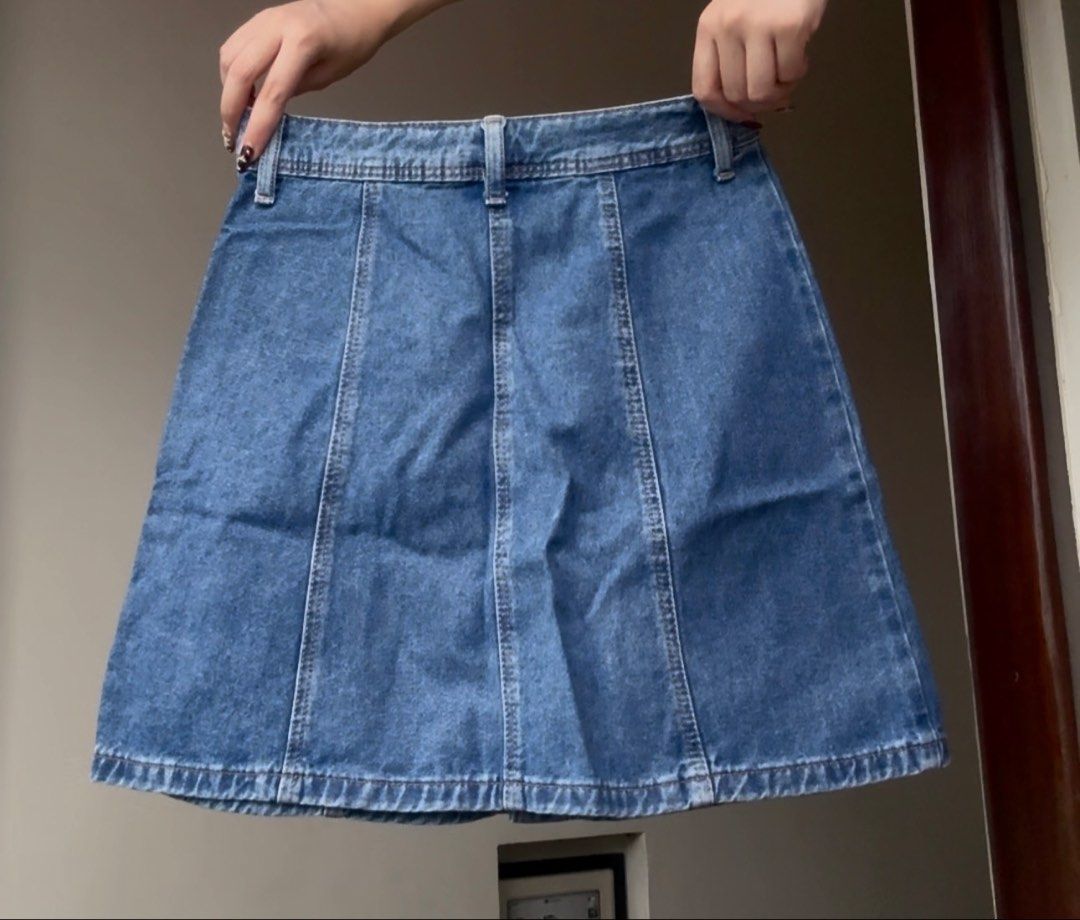 H&M Blue Denim Button-Front A-Line Skirt (Category: Skirts) located in Santa Rosa. Submitted by prelovedby.her_ (Listing ID 1441320515, Image 2). Description: Color: Blue Size: XS Condition: No visible flaws; in great condition RFS: Decluttering 🧹 📍 Shipping from: Fairview, QC 🚚 Mode of Delivery: Lalamove | J&T 💵 Payment: GCash | Bank Transfer Feel free to message for any questions! 🤍.