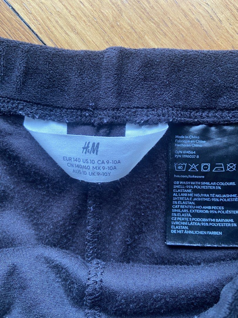H&M Felt bellbottom Pants Kids Size USD 10 (Category: Other Bottoms) located in Pasig City. Submitted by egoo11 (Listing ID 1441233729, Image 2). Description: - Brand: H&M - Type: Dark Velour Pants - Size: Kids 10 (fits 9-10 years old) - Material: Soft felt material - Features: Comfortable for everyday wear, great for lounging or casual outings..