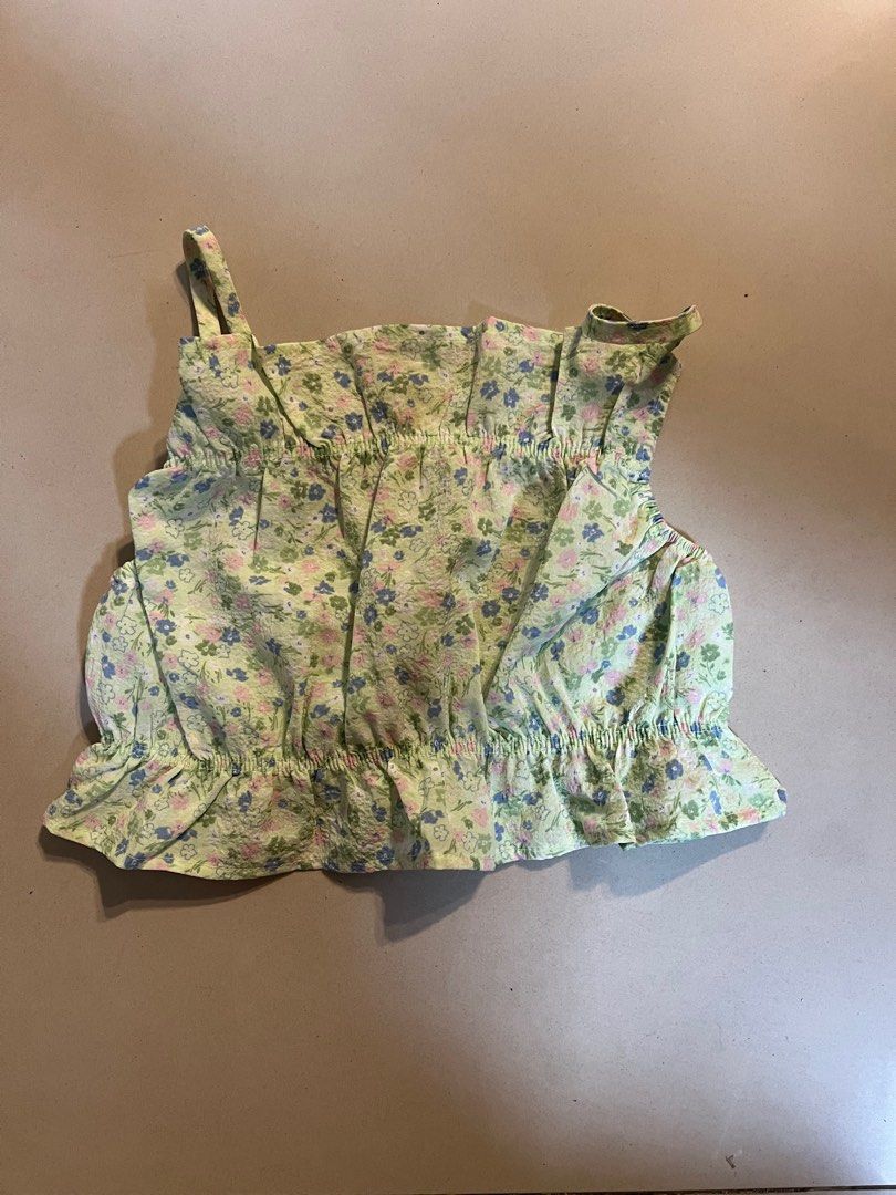 H&M Floral Ruched Crop Top (Category: Blouses) located in Makati City. Submitted by abbynak (Listing ID 1441240430, Image 1). Description: - Light green crop top - Ditsy floral print - Front ruching detail - Adjustable spaghetti straps - Back zip closure - Size XXS - Ideal for summer wear.