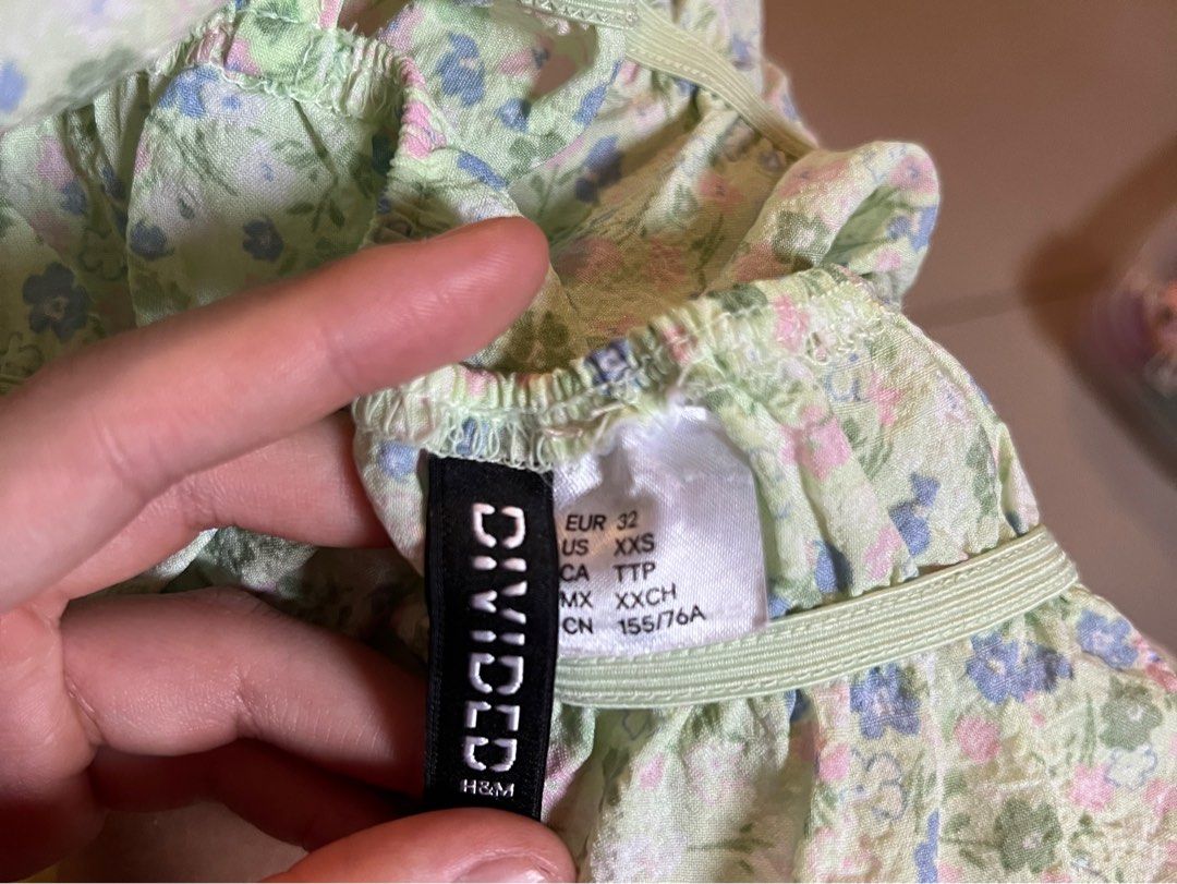 H&M Floral Ruched Crop Top (Category: Blouses) located in Makati City. Submitted by abbynak (Listing ID 1441240430, Image 3). Description: - Light green crop top - Ditsy floral print - Front ruching detail - Adjustable spaghetti straps - Back zip closure - Size XXS - Ideal for summer wear.