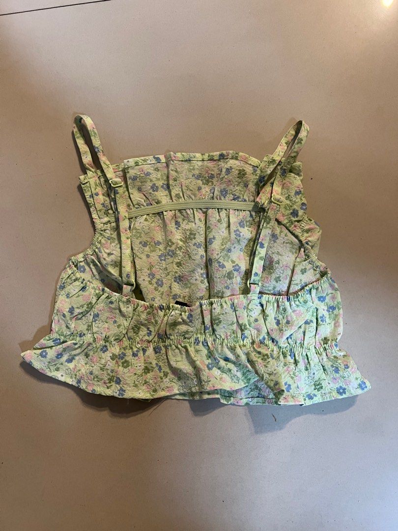 H&M Floral Ruched Crop Top (Category: Blouses) located in Makati City. Submitted by abbynak (Listing ID 1441240430, Image 2). Description: - Light green crop top - Ditsy floral print - Front ruching detail - Adjustable spaghetti straps - Back zip closure - Size XXS - Ideal for summer wear.