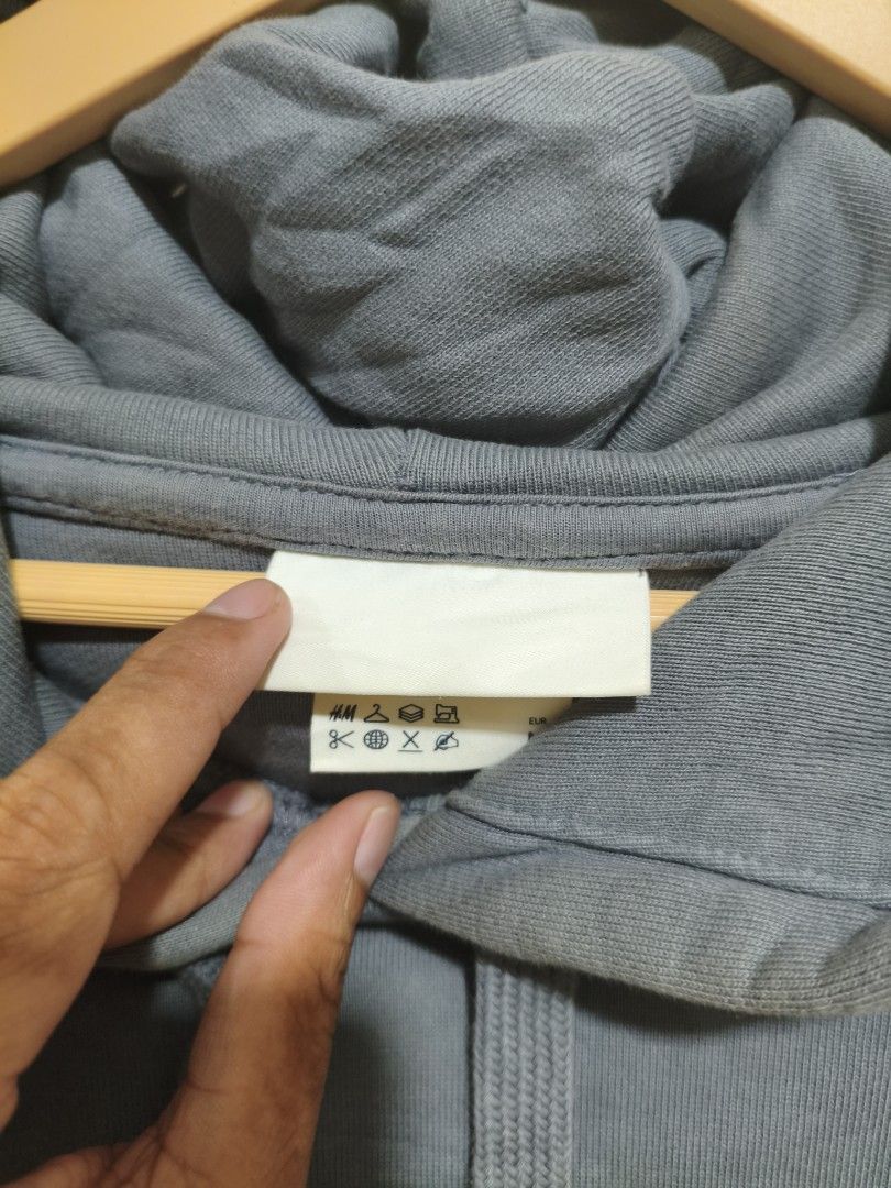 H&M hoodie (Category: Hoodies) located in Manila. Submitted by randomitemsss (Listing ID 1441356498, Image 2). Description: excellent Condition color rate 9/10 23x27.