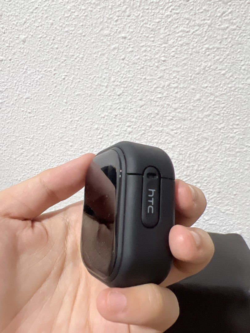 HTC NE20 Wireless Earbuds Charging Case Black one side missing471170928094760963