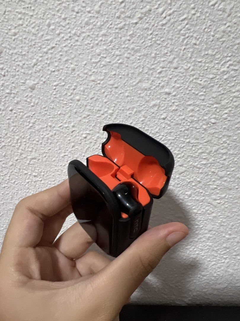 HTC NE20 Wireless Earbuds Charging Case Black one side missing471170928094760964