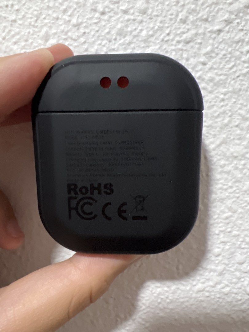 HTC NE20 Wireless Earbuds Charging Case Black one side missing471170928094760962
