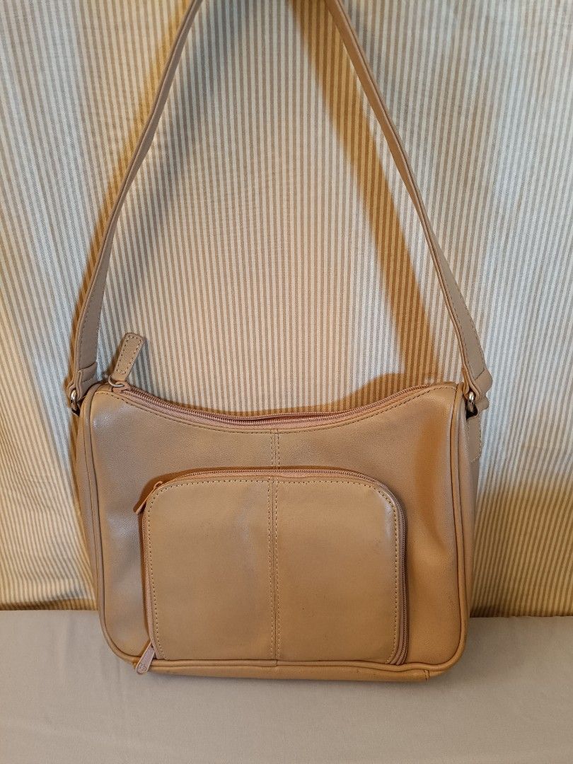 Hush Puppies Leather Shoulder Bag (Category: Shoulder Bags) located in Malabon City. Submitted by loveours_ph (Listing ID 1441218112, Image 2). Description: Hush Puppies Leather Shoulder Bag Lightly used Genuine leather.