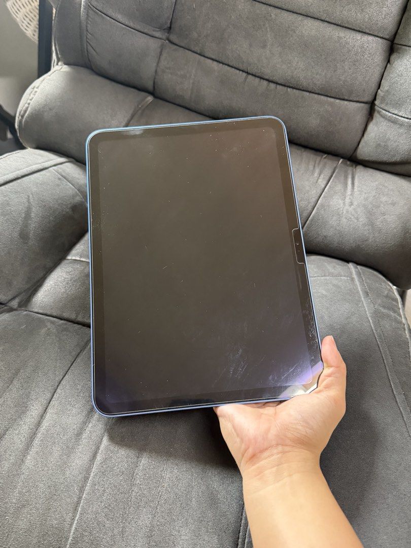 IPAD 10th Gen (Category: iPad) located in Manila. Submitted by chekaprz (Listing ID 1441160817, Image 2). Description: - iPad 10th Gen - 256GB storage - WiFi model - Stunning Blue color - Includes original box - Charger not included .