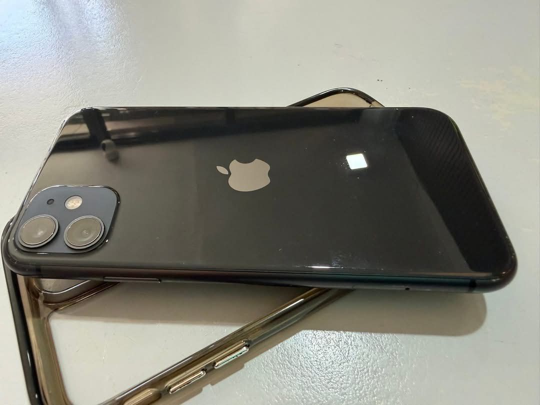 Iphone 11 (Category: iPhone 11 Series) located in Manila. Submitted by christianramirez160490 (Listing ID 1441273937, Image 1). Description: Iphone 11 128GB 100 battery health Good truetone Good Face ID Factory unlock any Sim Unit and case .