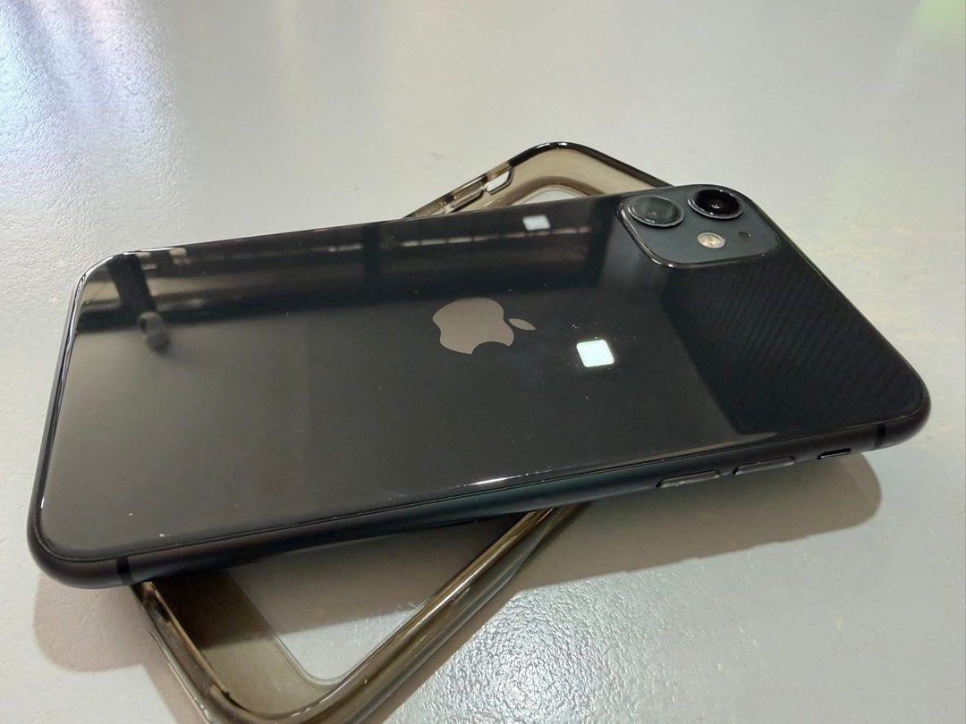 Iphone 11 (Category: iPhone 11 Series) located in Manila. Submitted by christianramirez160490 (Listing ID 1441273937, Image 3). Description: Iphone 11 128GB 100 battery health Good truetone Good Face ID Factory unlock any Sim Unit and case .