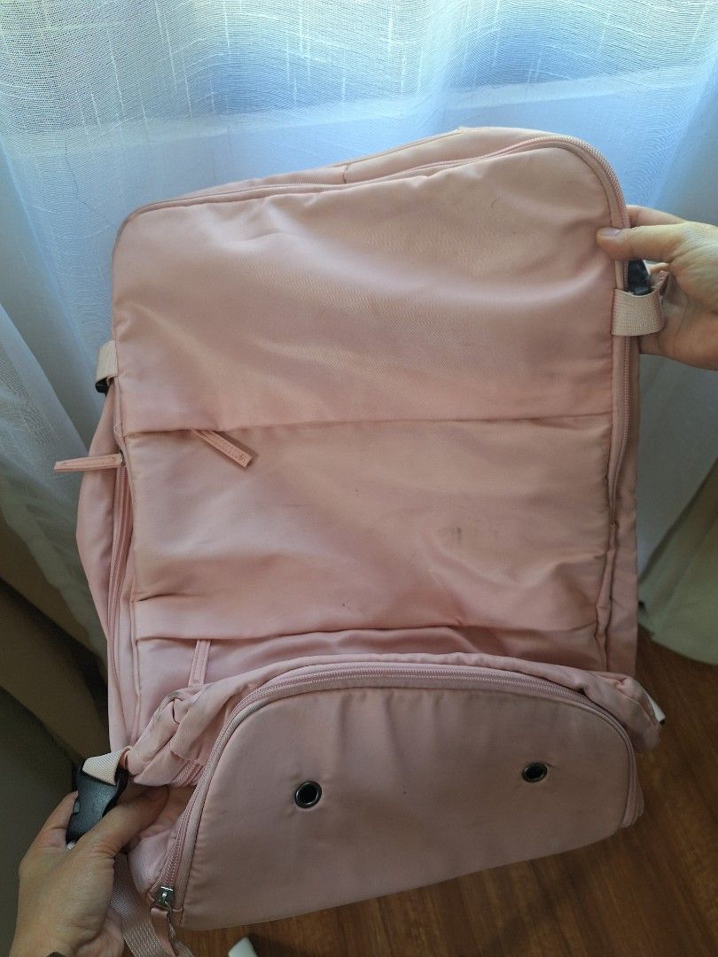 Island Elephant Waterproof Travel Backpack (Category: Backpacks) located in Subic. Submitted by prelovedprojectbyz (Listing ID 1441354680, Image 1). Description: * Used once sa Jamboree * Flaws: Needs cleaning, not sure if kaya maalis yung ibang stains * May maliit na scratch sa harap * Please note if you order this item, i-fofold ko yung bag para magkasya sa large pouch ng J&T.