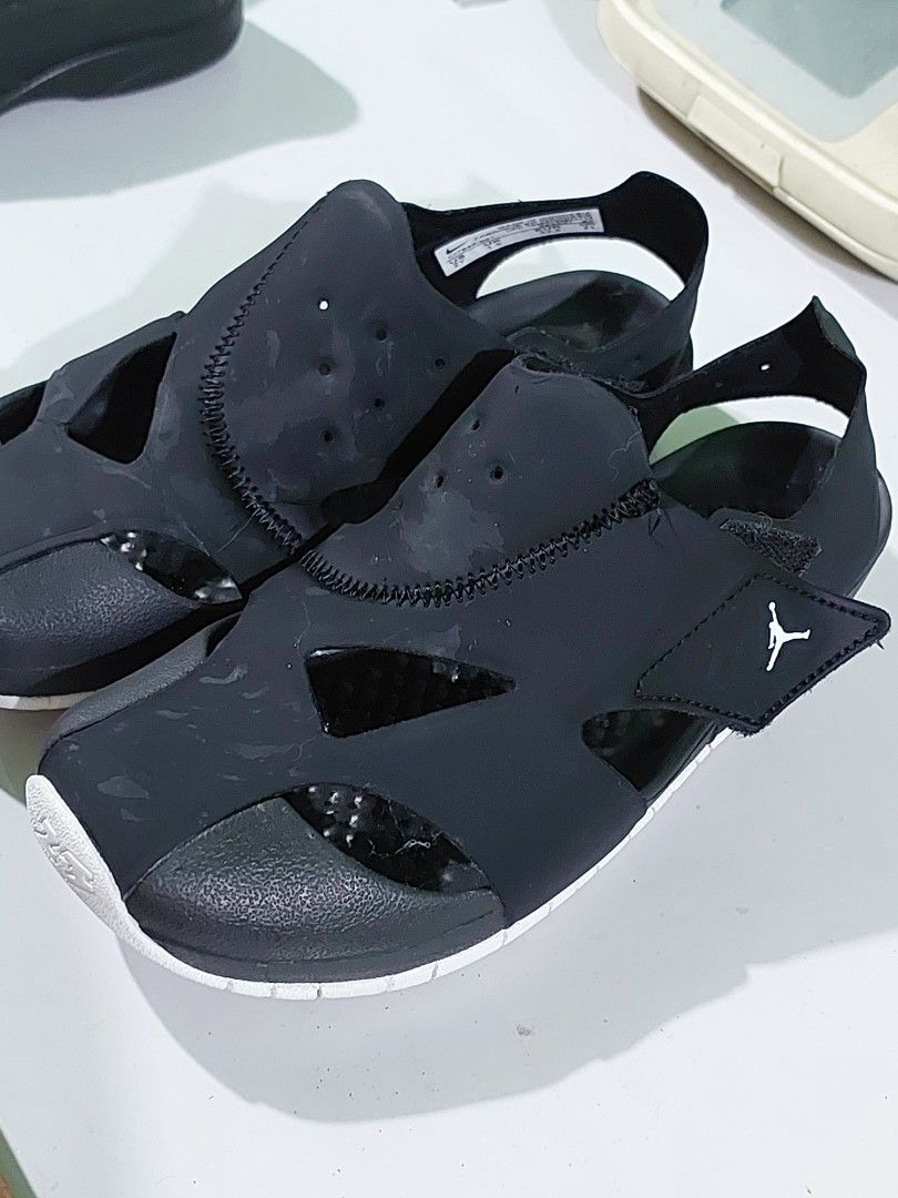 Jordan Kids Black Sandals (Category: Babies & Kids Fashion) located in San Juan City. Submitted by misismorena (Listing ID 1441163558, Image 1). Description: - Authentic Jordan Flare -21 cm - Easy velcro strap closure - Includes Jordan logo on soles - Perfect for active kids.
