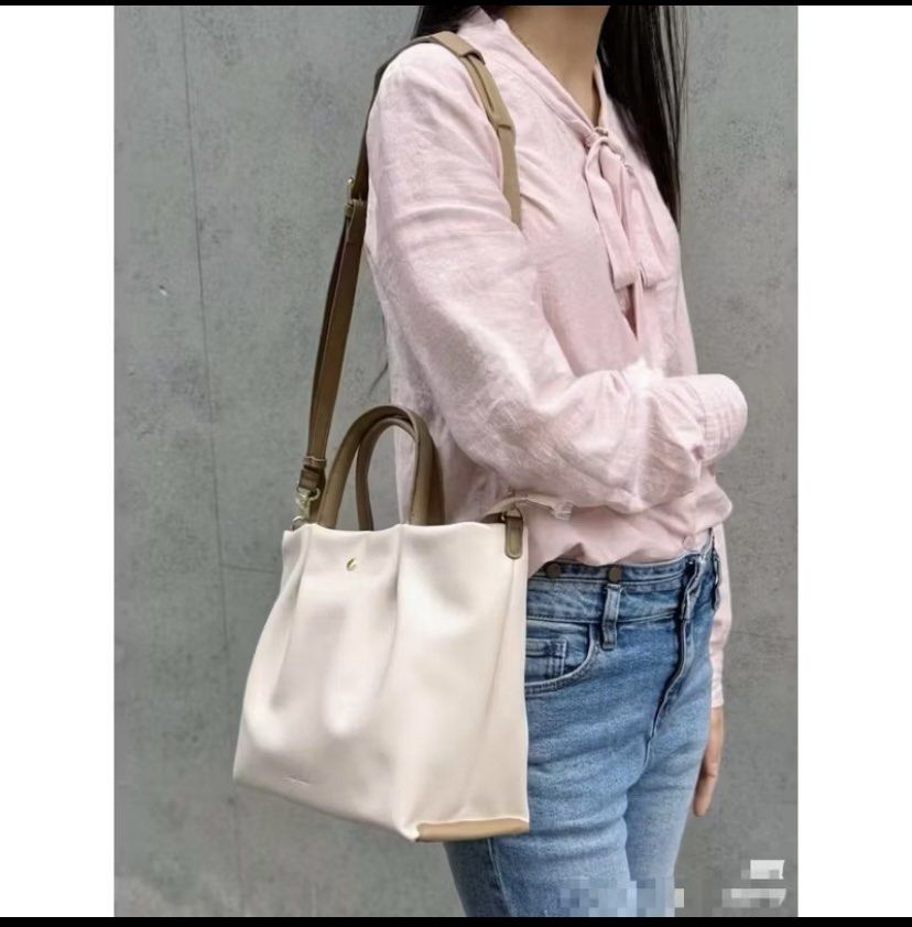 Legato dark grey medium kulit sapi asli (Kategori: Tas & Dompet Wanita) berada di Jakarta Barat. Dikirim oleh prelovedbydieth (ID iklan 1441242530, Gambar 3). Deskripsi: Size medium Handle dan tali terbuat dr kulit asli Kualitas original bkn original brand Warna dark grey Beli di GC . Ini toko terkenal dgn kualitas barangnya krn kebayakan pake kulas .