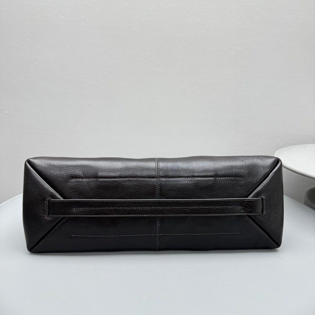 Lemaire Gear leather shoulder bag (Category: Luxury Bags & Wallets) located in Manila. Submitted by shoulderfashion (Listing ID 1441249773, Image 3). Description: .