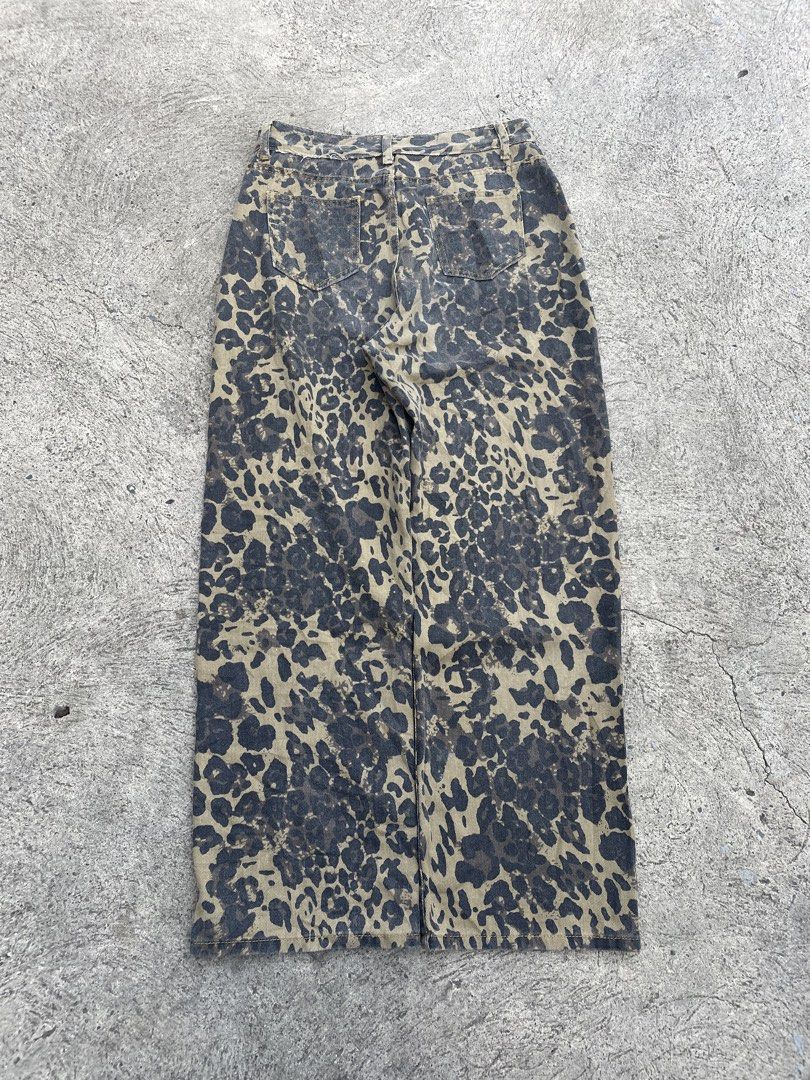 leopard baggy pants (Category: Jeans) located in Manila. Submitted by heironjay140351 (Listing ID 1441265668, Image 2). Description: waist 32 lenght 42 thigh 12.3 hem 10 no issue sobrang linis neto.
