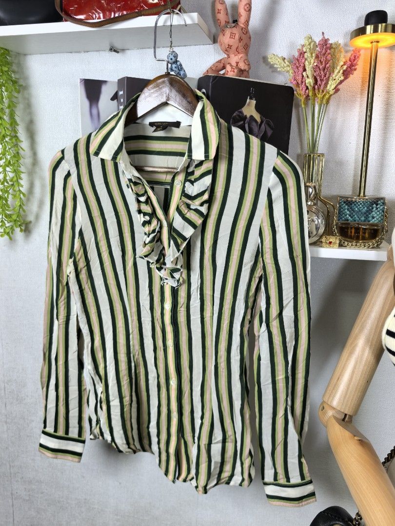 Louis Vuitton blouse (Category: Luxury Apparel) located in Baguio. Submitted by ashzachary (Listing ID 1441317885, Image 3). Description: Louis Vuitton blouse Condition :Excellent condition Color rate 10/10 Size : Medium Inches:W17/L25. 5 No issues No flaws Super ganda sa personal Pm. More details Good quality Plsss 📌No Bogus 📌No return MOP What you see is what you get PALAWAN, CEBUNA GCASH AND BDO Reminder😊 We're selling thrifted clothes so p