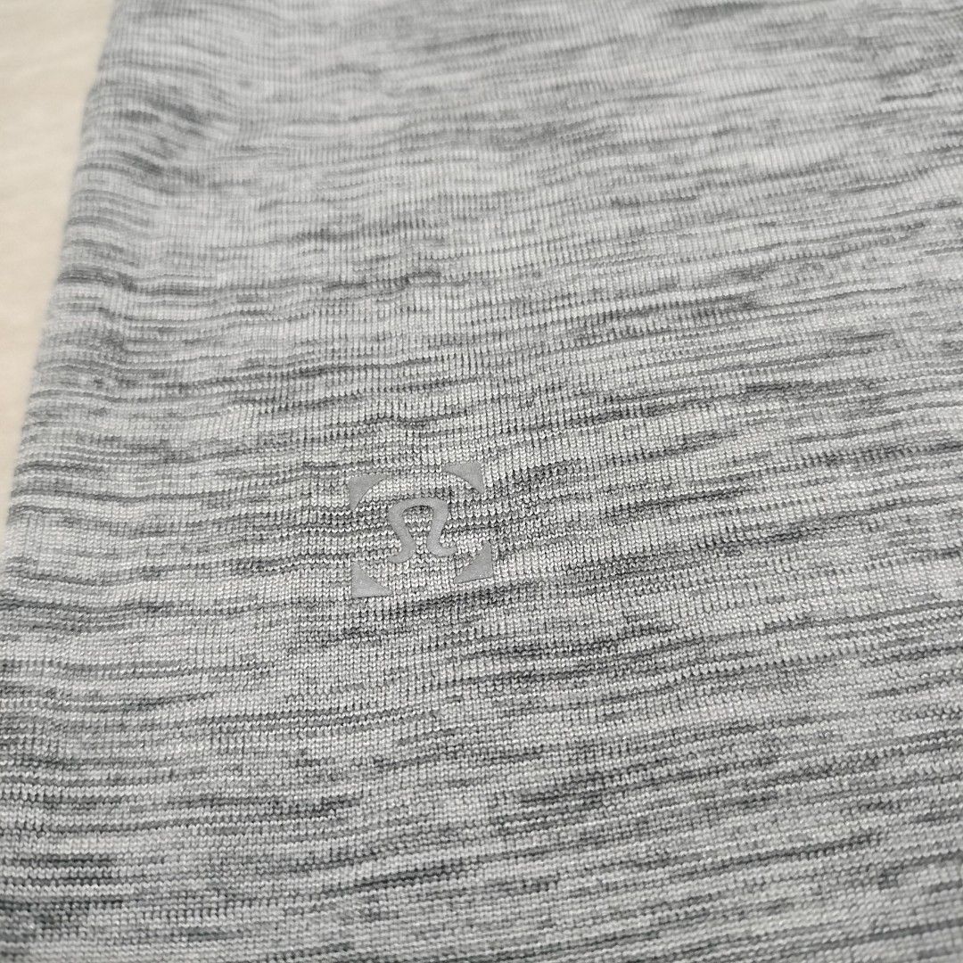 LULULEMON METAL VENT TANK TOP (Category: Activewear) located in Sariaya. Submitted by social_animalz (Listing ID 1441332581, Image 3). Description: 19.5 x 27.5 shipping fee is not included.