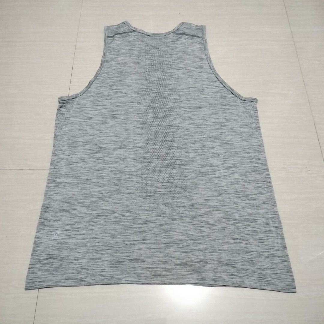 LULULEMON METAL VENT TANK TOP (Category: Activewear) located in Sariaya. Submitted by social_animalz (Listing ID 1441332581, Image 2). Description: 19.5 x 27.5 shipping fee is not included.