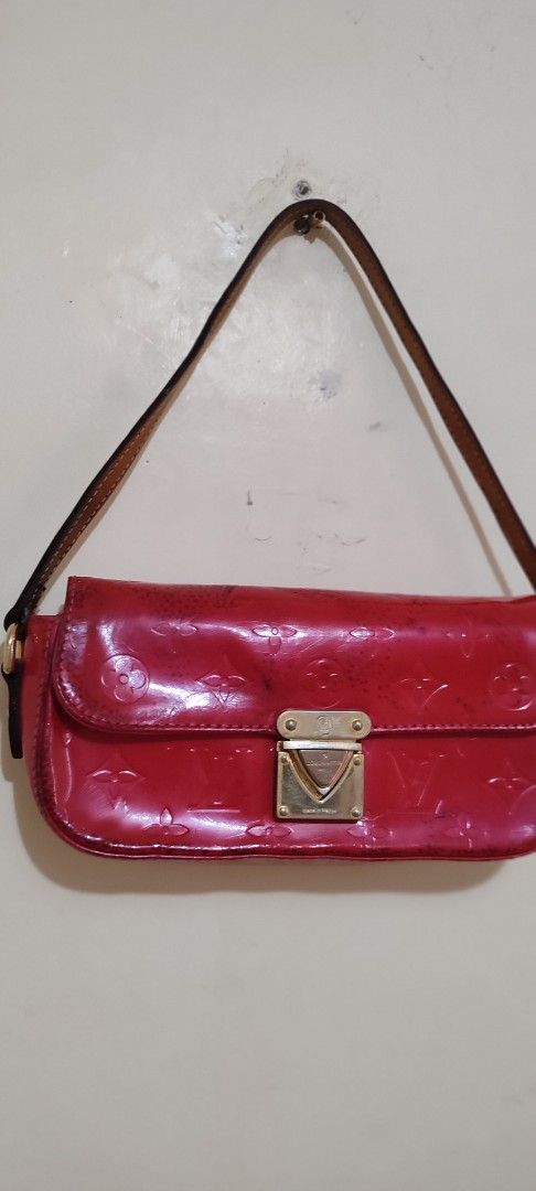 LV Vernis Malibu bag (Category: Luxury Bags & Wallets) located in Caloocan City. Submitted by guiltypleasures75 (Listing ID 1441207716, Image 2). Description: LV Malibu Vernis bag Made in France (M54177). Shows color Transfer and tarnished hardware.
